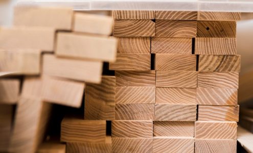 Jak wybrać właściwe drewno konstrukcyjne odpowiadające naszemu projektowi budowlanemu?