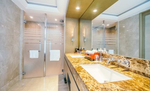 Jak wybrać oświetlenie do łazienki z marmurowym wykończeniem?